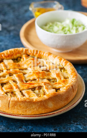 Des jeunes de la pâte feuilletée tarte chou servi sur une assiette. Arrière-plan de pierre bleue. Banque D'Images