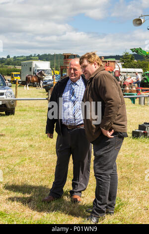 Juges délibèrent sur le bien-fondé des vaches est entré dans l'une des classes à l'exposition de bétail Arthington show, West Yorkshire, en 2017. Banque D'Images