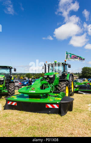 Tracteur John Deere avec l'avant d'un F310R faucheuse-conditionneuse pièce jointe sur le tom Dirom entrepreneur agricole Le commerce décroche à Arthington show. Banque D'Images