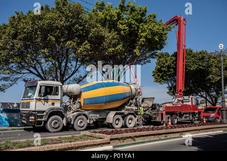 Offre camion ciment prêt à l'emploi au chantier, Banque D'Images
