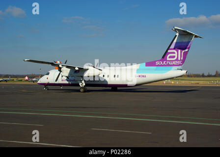 Air Southwest de Havilland Canada avion de ligne DHC-8 G-WOWA à l'aéroport de Londres Southend, Essex, Royaume-Uni. Tiret 8 Banque D'Images