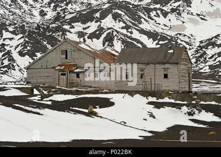 Restes d'une ancienne station baleinière à la baie des baleiniers, Deception Island, Îles Shetland du Sud, l'Antarctique Banque D'Images