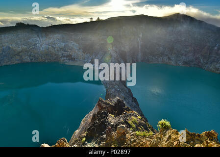 Lever du soleil sur le mont Kelimutu volcano crater lake, Flores, Indonésie Banque D'Images