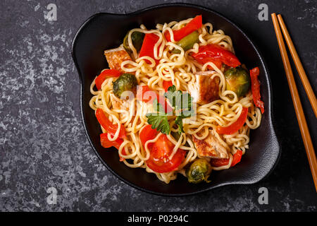 Nouilles asiatiques avec des légumes et du poulet, vue du dessus. Banque D'Images