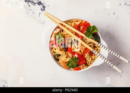 Nouilles asiatiques avec des légumes et du poulet, vue du dessus. Banque D'Images