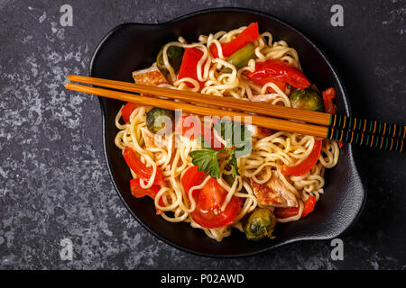 Nouilles asiatiques avec des légumes et du poulet, vue du dessus. Banque D'Images