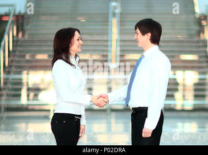 Businesswoman et client handshaking Banque D'Images