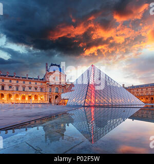 PARIS - 9 février : musée du Louvre, au crépuscule en été sur février 9,2015. Musée du Louvre est l'un des plus grands musées du monde avec plus de 8 millions de v Banque D'Images