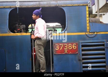 Conducteur de train sur Nilgiri Mountain Railway, marche pieds, Tamil Nadu, Inde Banque D'Images