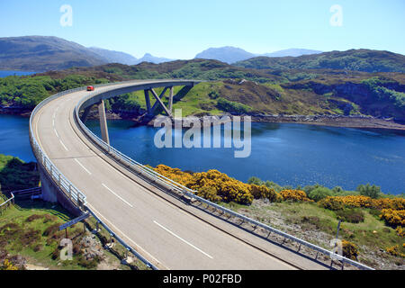 Kylesku, pont enjambant le Loch une Chàirn Bhàin» à Sutherland, de l'Écosse. Banque D'Images