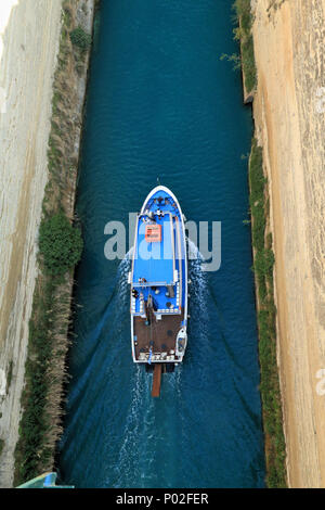 Bateau Canal de Corinthe, Grèce Banque D'Images