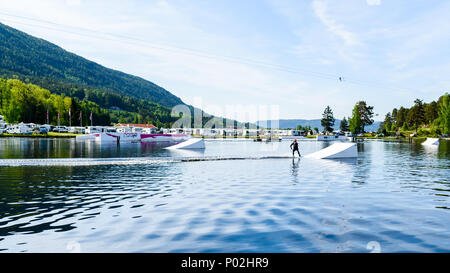 Akkerhaugen, Norvège - 20 mai 2018 : Documentaire de voyage de la vie quotidienne et le lieu. Personne sur un wake park juste au sujet de faire un saut sur une rampe. Camping Banque D'Images