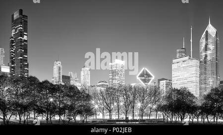 Noir et blanc panorama de Chicago la nuit, USA. Banque D'Images