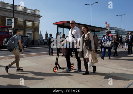 Les frontaliers et les autres piétons marcher sur le pont de Londres, la plus ancienne de la capitale's Crossing sur la Tamise entre le quartier financier de la capitale, la ville de Londres, et de Southwark sur la rive sud, le 6 juin 2018, à Londres, au Royaume-Uni. Banque D'Images