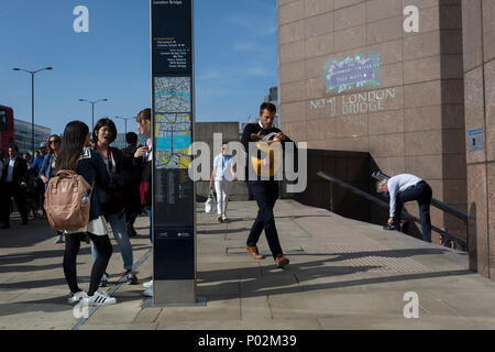 Les frontaliers et les autres piétons marcher sur le pont de Londres, la plus ancienne de la capitale's Crossing sur la Tamise entre le quartier financier de la capitale, la ville de Londres, et de Southwark sur la rive sud, le 6 juin 2018, à Londres, au Royaume-Uni. Banque D'Images