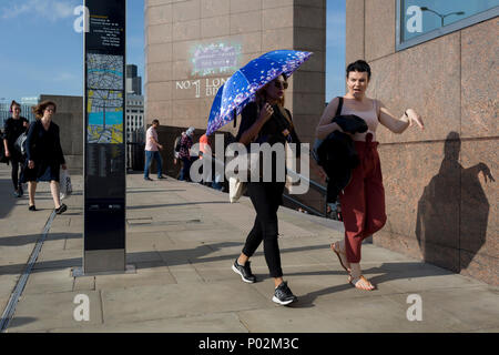 Les frontaliers et les autres piétons marcher sur le pont de Londres, la plus ancienne de la capitale's Crossing sur la Tamise entre le quartier financier de la capitale, la ville de Londres, et de Southwark sur la rive sud, le 6 juin 2018, à Londres, au Royaume-Uni. Banque D'Images