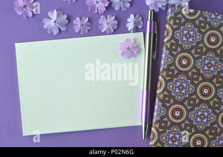Flatlay ultra violet de la papeterie, bloc-notes, stylo, phlox Lavande fleurs avec copie espace. Lancer des idées, la prise de notes ou la rédaction d'un journal Banque D'Images