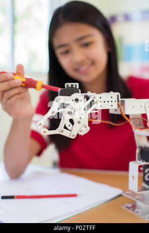 Élève de sexe féminin en Leçon de science l'étude de la robotique Banque D'Images
