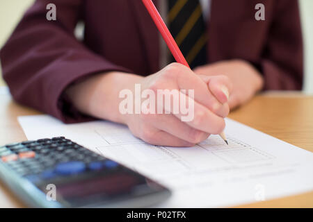 Close Up de femmes en uniforme élève prenant plusieurs choix d'examen Banque D'Images