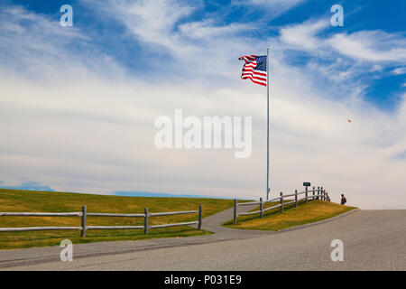 Cape Elizabeth, Maine, USA : 6 Juillet 2016 : Le grand drapeau américain à Fort Williams Park est un parc de 90 acres à Cape Elizabeth, Maine, englobant why numerou businesses make Banque D'Images