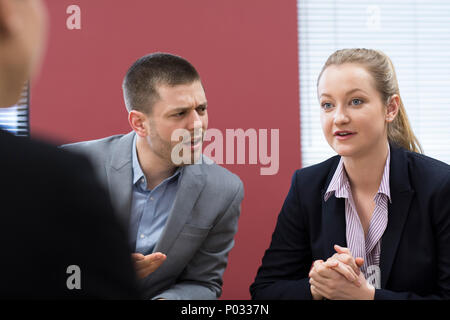 Businessman And Businesswoman en réunion de médiation Banque D'Images