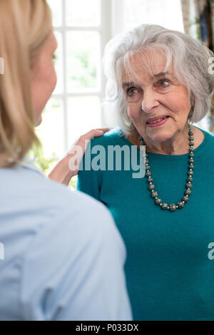 Care Worker Talking to Senior Woman at Home Banque D'Images