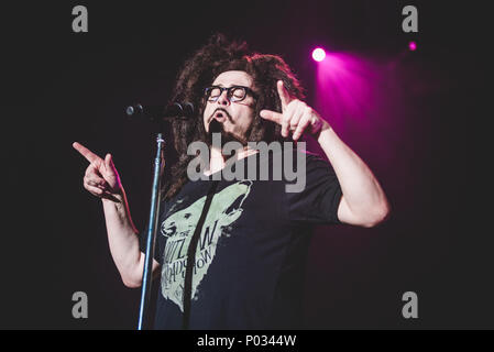 L'Italie, le 23 novembre 2014 : Le groupe américain Counting Crows live sur scène dans un club d'Alcatraz pour leur 'Somewhere sous wonderland Banque D'Images