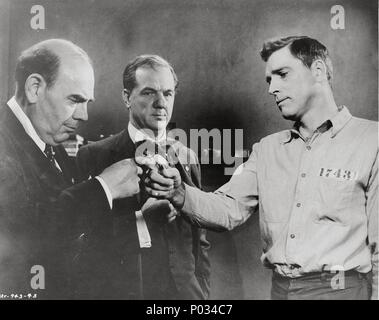 Titre original : Birdman of Alcatraz. Titre en anglais : Birdman of Alcatraz. Film Réalisateur : John Frankenheimer. Année : 1962. Stars : KARL MALDEN, Burt Lancaster. Credit : United Artists / Album Banque D'Images