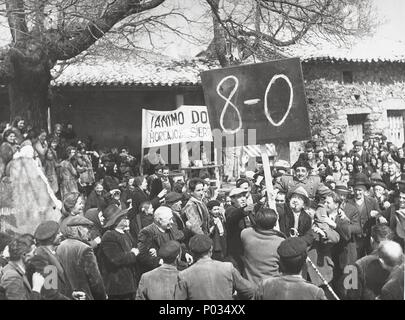 Titre original : HISTORIAS DE LA RADIO. Titre en anglais : HISTOIRES DE RADIO. Directeur de film : JOSE LUIS SAENZ DE HEREDIA. Année : 1955. Credit : CHAPALO FILMS / Album Banque D'Images