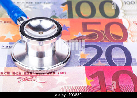 Stéthoscope médical se trouvant sur les billets en euros nominal divers Banque D'Images