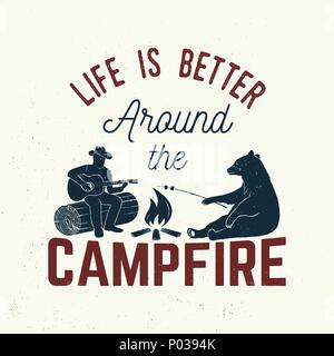 La vie est meilleure autour du feu. Vector illustration. Concept pour chemise ou d'un logo, d'impression, de timbres ou de pièce en t. Typographie vintage design avec feu de camp, l'ours Illustration de Vecteur