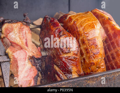 Barbecue de porc des paysages avec de grands morceaux de viande rôti à la broche Banque D'Images