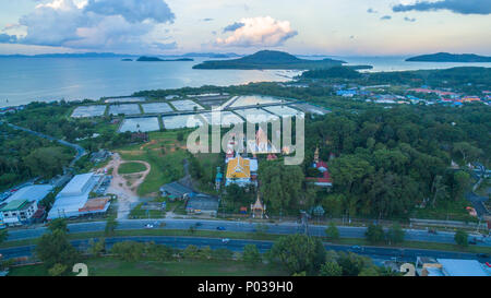 Belle vue aérienne sur la situation à la direction de la mer. Sapam temple est sur la colline près de la mer sur le pavillon de la mer peut autour d'une mer d'Andaman Banque D'Images