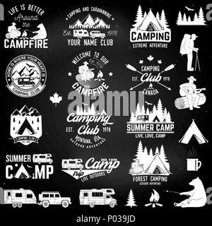 Les camps d'été avec des éléments de conception sur le tableau. Vector illustration. Concept pour chemise ou d'un logo, d'impression, de timbres ou de pièce en t. Conception avec remorque rv, campi Illustration de Vecteur