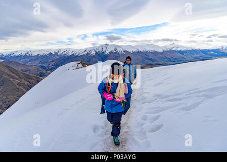 La randonnée dans les montagnes de neige, Roy's Peak, Nouvelle-Zélande Banque D'Images