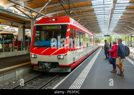 Train rouge au Matterhorn terminal Täsch en Suisse, pour les visiteurs de Zermatt utilisez le Matterhorn Gotthard Bahn Banque D'Images