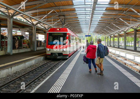 Train rouge au Matterhorn terminal Täsch en Suisse, pour les visiteurs de Zermatt utilisez le Matterhorn Gotthard Bahn Banque D'Images