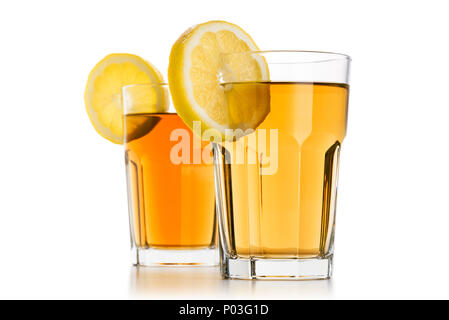 Deux verres de thé glace avec les tranches de citron sur fond blanc Banque D'Images