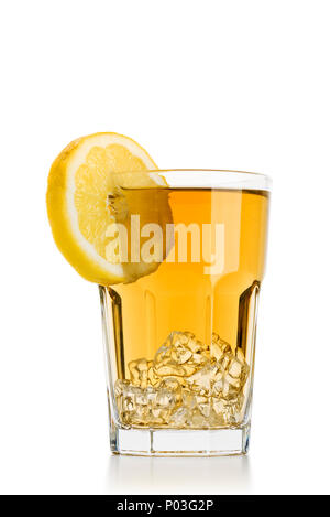 Verre de thé avec les tranches de citron sur fond blanc Banque D'Images