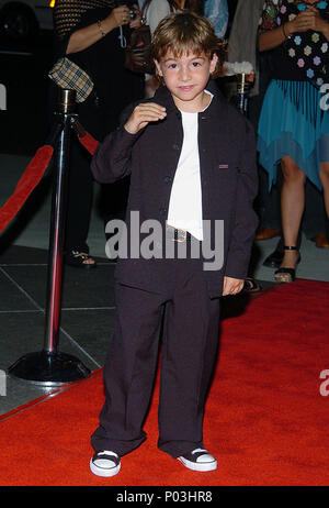 Jonah Bobo en arrivant à la première autour de la courbure au niveau du directeur Guild Theatre de Los Angeles. Septembre 21, 2004.BoboJonah002 Red Carpet Event, Vertical, USA, Cinéma, Célébrités, photographie, Bestof, Arts, Culture et divertissement, Célébrités Topix fashion / Vertical, Best of, événement dans la vie d'Hollywood, Californie - Tapis rouge et en backstage, USA, Cinéma, Célébrités, cinéma, télévision, Célébrités célébrités musique, photographie, Arts et culture, Bestof, divertissement, Topix, vertical, une seule personne, à partir de l'année 2004, enquête tsuni@Gamma-USA.com Fashion - Longueur totale Banque D'Images