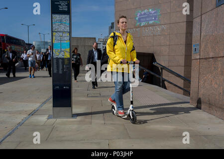 Les frontaliers et les autres piétons marcher sur le pont de Londres, la plus ancienne de la capitale's Crossing sur la Tamise entre le quartier financier de la capitale, la ville de Londres, et de Southwark sur la rive sud, le 6 juin 2018, à Londres, au Royaume-Uni. Banque D'Images