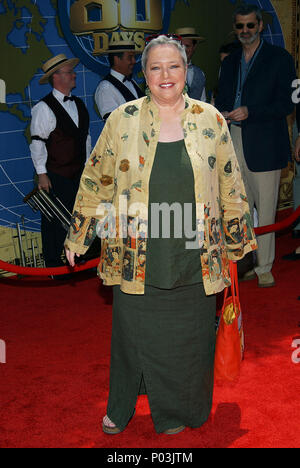 Kathy Bates en arrivant à la Tour du monde en 80 jours Première Mondiale au El Capitan Theatre de Los Angeles. 13 juin, 2004. BatesKathy030 Red Carpet Event, Vertical, USA, Cinéma, Célébrités, photographie, Bestof, Arts, Culture et divertissement, Célébrités Topix fashion / Vertical, Best of, événement dans la vie d'Hollywood, Californie - Tapis rouge et en backstage, USA, Cinéma, Célébrités, cinéma, télévision, Célébrités célébrités musique, photographie, Arts et culture, Bestof, divertissement, Topix, vertical, une seule personne, à partir de l'année 2004, enquête tsuni@Gamma-USA.com Fashion - Len plein Banque D'Images