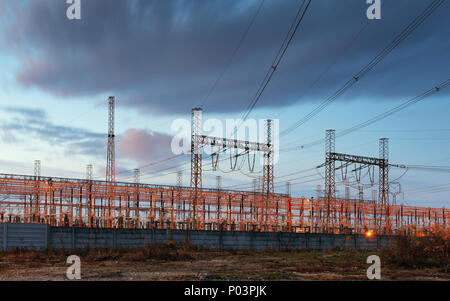 Pylône de transport d'électricité silhouetté contre le ciel bleu au crépuscule Banque D'Images