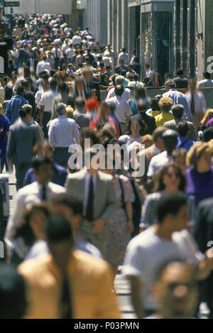 1992 HISTORIQUE BROUILLÉ DÉJEUNER FOULE DE PERSONNES CINQUIÈME AVENUE MIDTOWN MANHATTAN NEW YORK CITY USA Banque D'Images