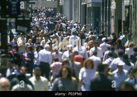 1992 Foule FLOUE HISTORIQUE CINQUIÈME AVENUE MIDTOWN MANHATTAN NEW YORK USA Banque D'Images