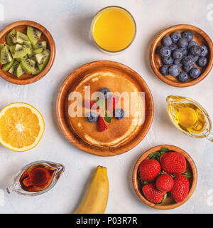 Crêpes de fruits, miel, sirop d'érable. Vue d'en haut. Banque D'Images