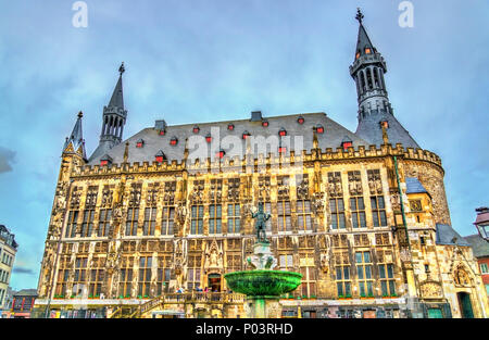 Aachener Rathaus, l'hôtel de ville de Aix-la-Chapelle, construite dans le style gothique. Allemagne Banque D'Images