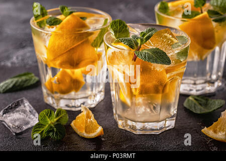 Cocktail maison citron/fruits detox eau infusée, selective focus. Banque D'Images