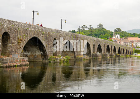 Pont gothique sur la rivière Lima, la province du Minho, Portugal Banque D'Images