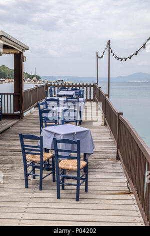 Restaurant sur le port en Argosteli sur Kefalonia, Grèce. Banque D'Images